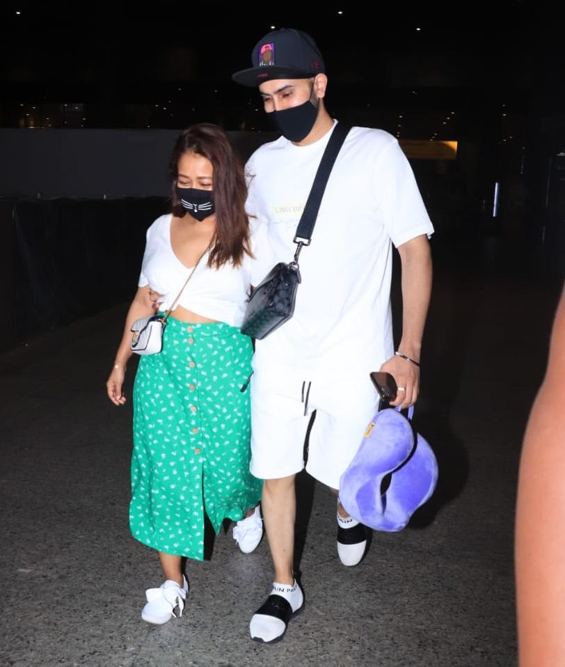 The lovely couple Neha Kakkar and Rohanpreet Singh were also spotted at Mumbai airport.