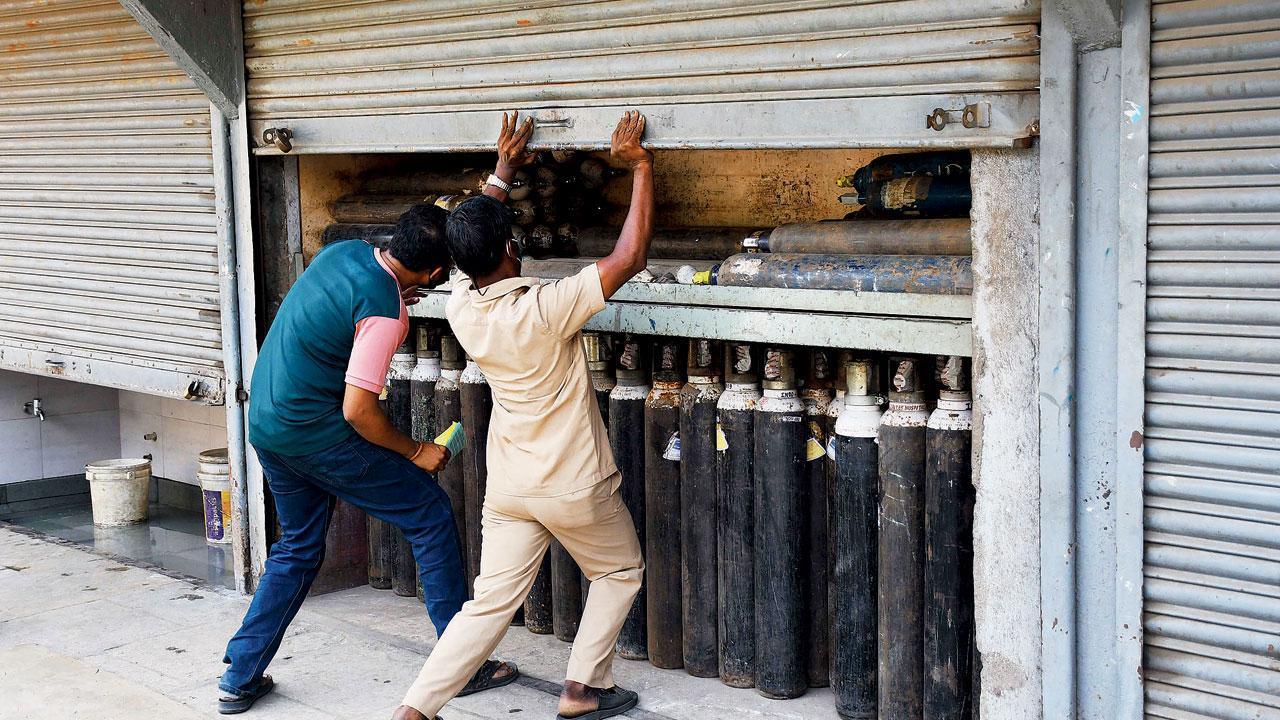 IAF airlifts empty oxygen containers to filling stations across India