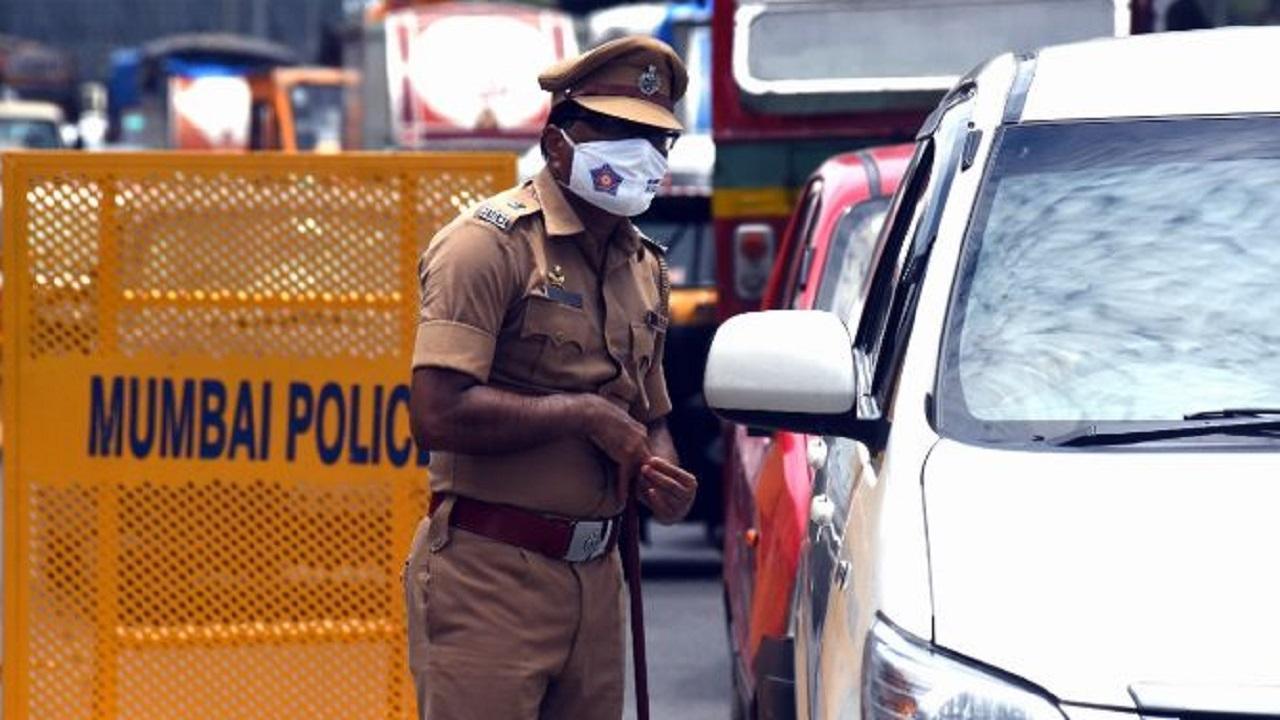 Maharashtra: Man assaults cops who came to break up argument on Nagpur road