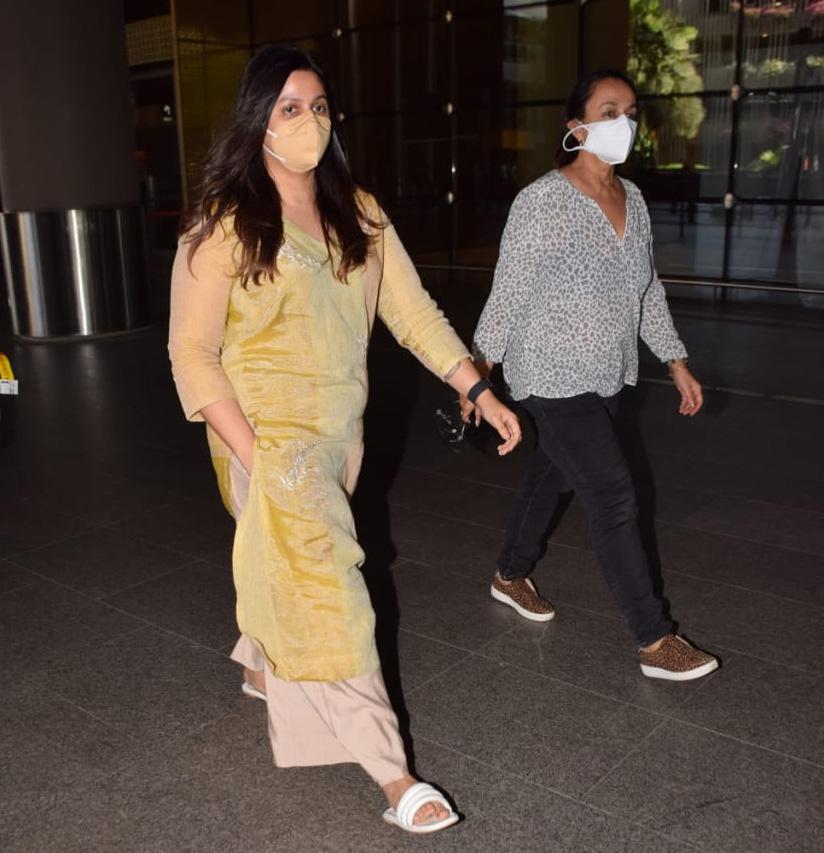 Veteran actress Soni Razdan and daughter Shaheen Bhatt were also spotted at Mumbai airport. Looks like the mother-daughter duo are off to the Maldives to join in Alia Bhatt and Ranbir Kapoor on their holiday. Veteran actress Soni Razdan and daughter Shaheen Bhatt were also spotted at Mumbai airport. Looks like the mother-daughter duo are off to the Maldives to join in Alia Bhatt and Ranbir Kapoor on their holiday.