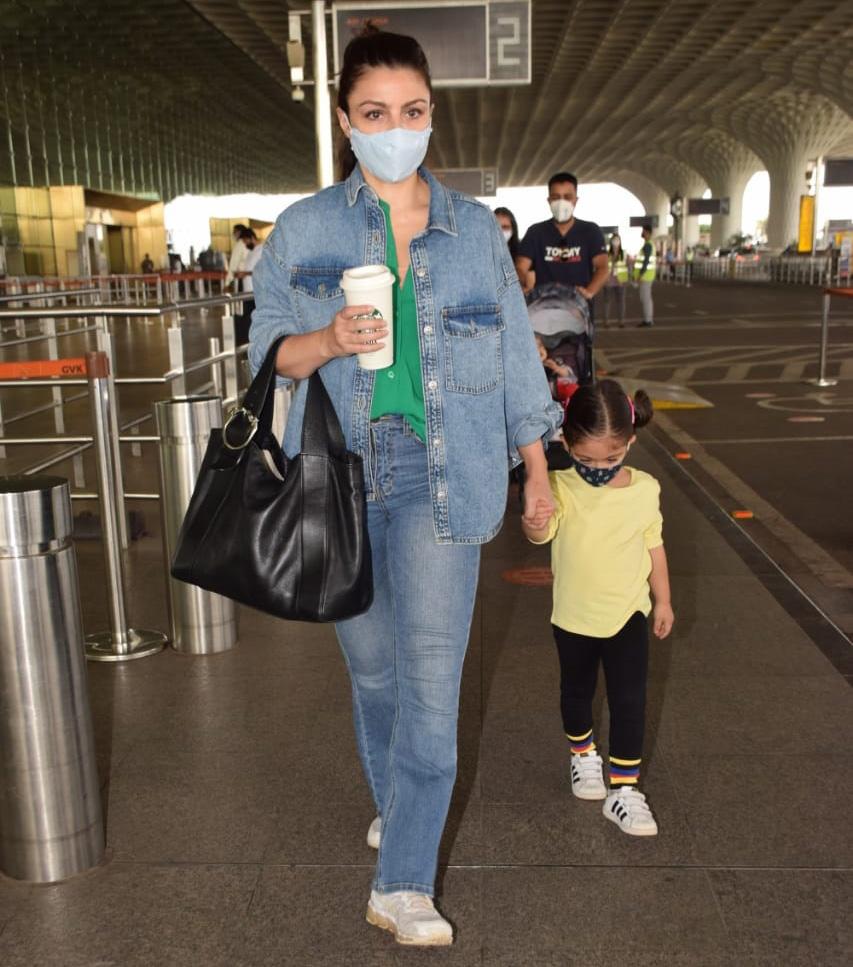 Soha Ali Khan was clicked with her daughter Inaaya Naumi Kemmu at Mumbai airport. The mother-daughter duo enjoyed a long vacation at the Pataudi Palace, Haryana. And we wonder where are they now heading to!