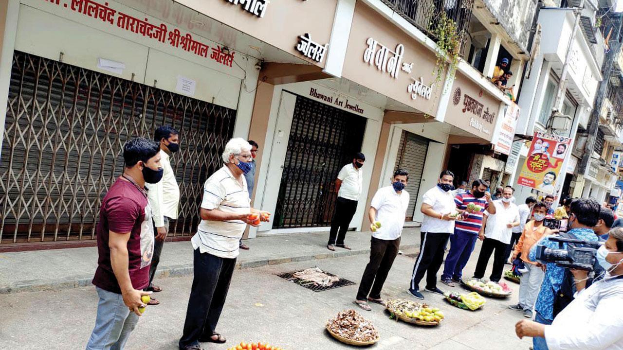Thane jewellers protest lockdown curbs by selling fruits, veggies