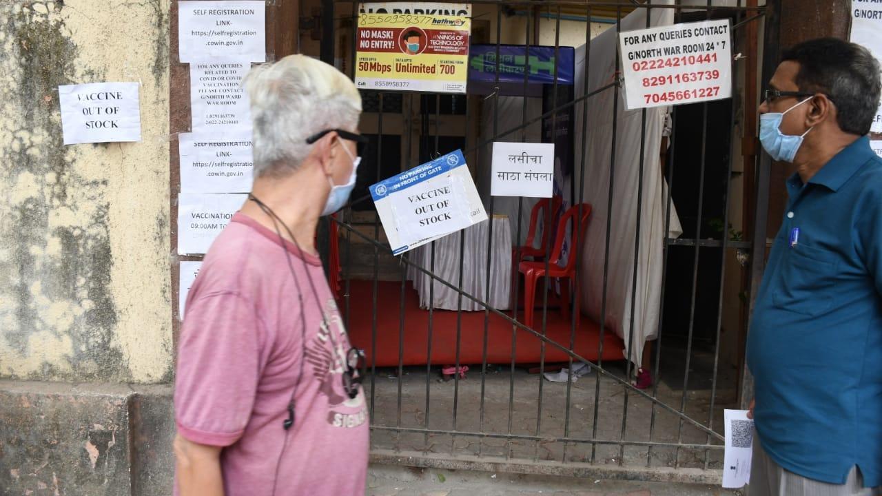 Mumbaikars flock to hospitals as COVID-19 vaccine centres run out of stock