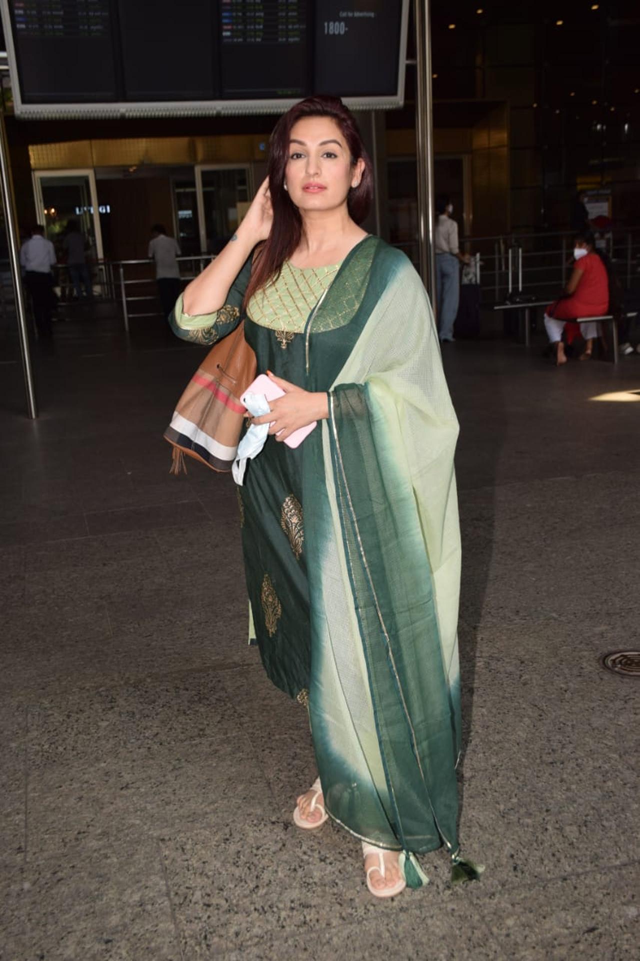 Akriti Kakar, who currently seen in the music reality show Indian Pro Music League, too was snapped at Mumbai Airport. The singer looked beautiful in ethnic wear.