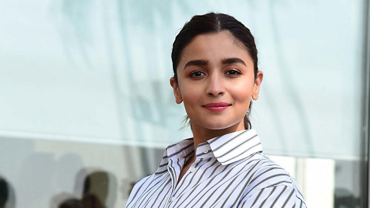 Photo inside: Alia Bhatt says 'dreamers never wake up', shares stunning sun-kissed pictures
