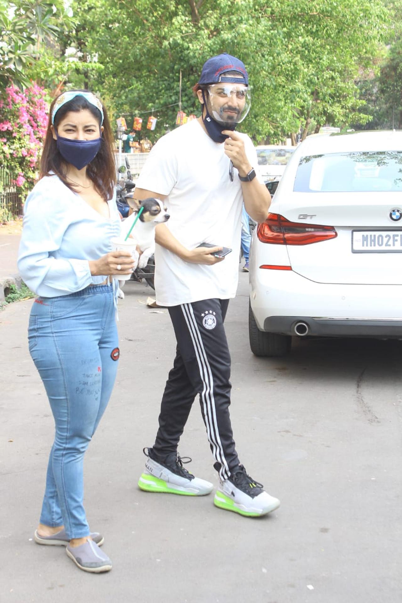 Gurmeet Choudhary was casually dressed in a white t-shirt and black joggers, while Debina looked pretty in blue jeggings and a white crop top.