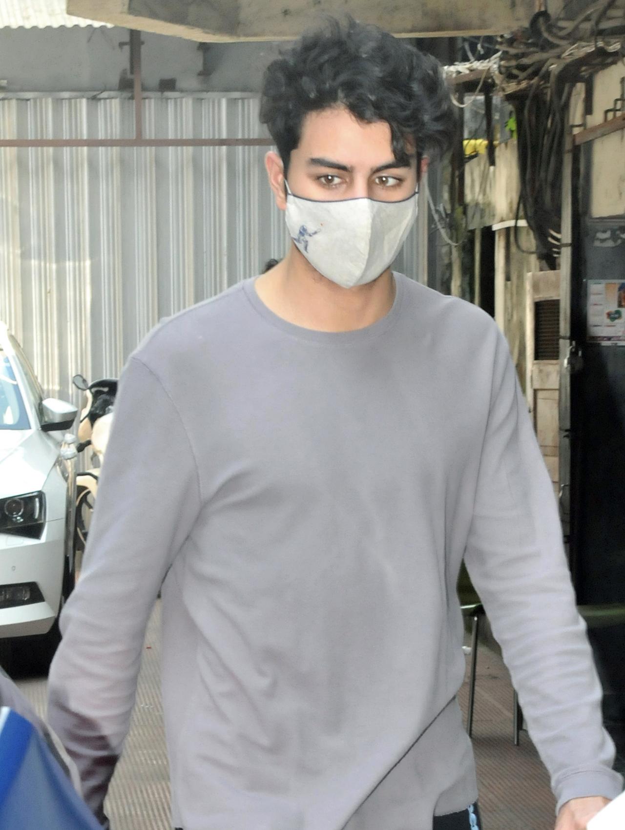Ibrahim Ali Khan too paid a visit to his doctor. The star kid, clad in casuals, was clicked in Bandra outside a clinic. 