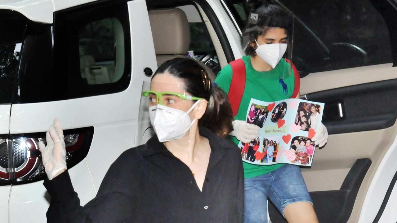 Karisma Kapoor with son Kiaan, Randhir Kapoor at Kareena Kapoor's Bandra home