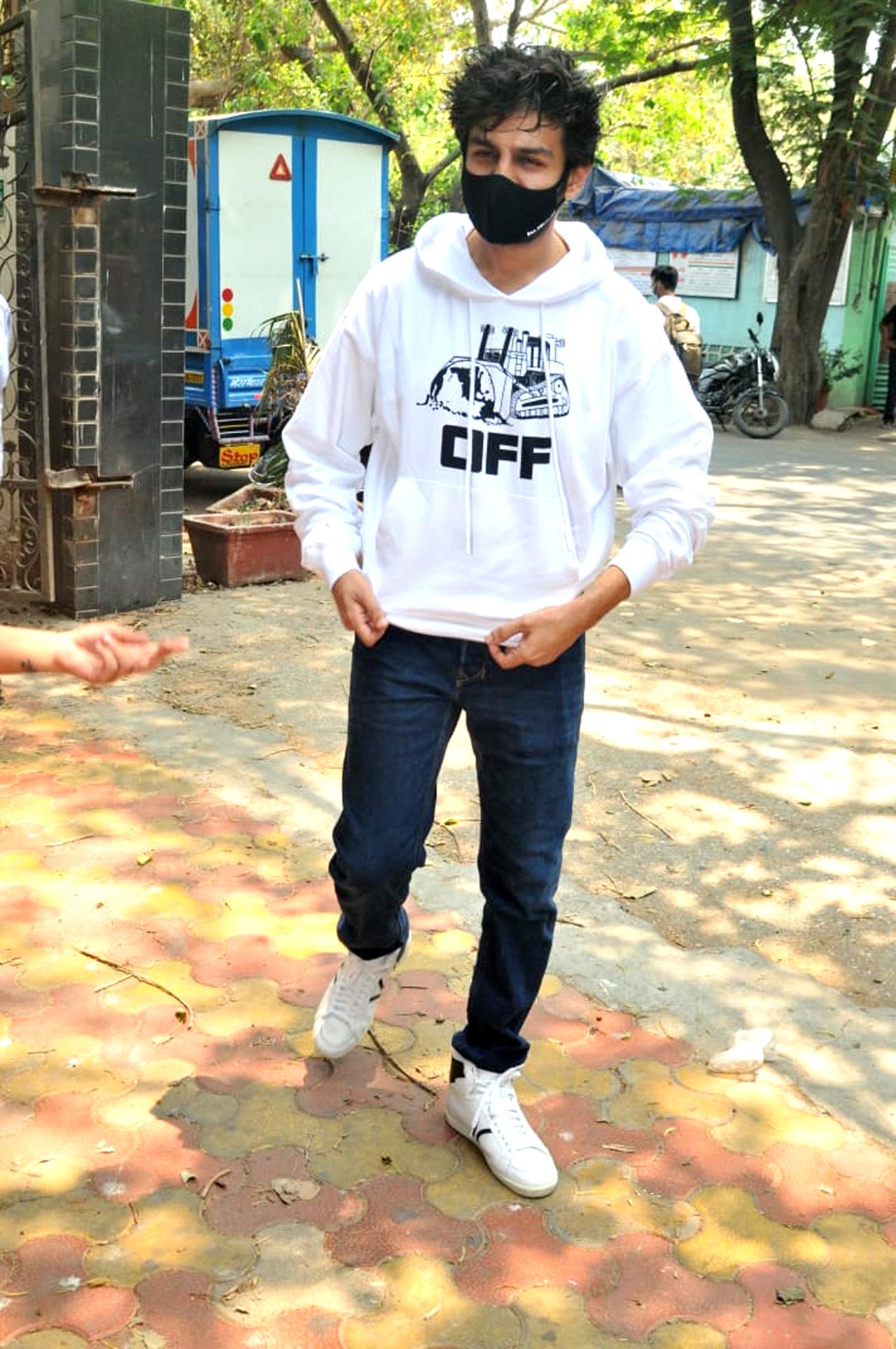 After testing negative, Kartik Aaryan is back to work. The actor was spotted in Andheri. He is super busy with the shoot of the horror-comedy film Bhool Bhulaiyaa 2 where he features alongside actors Tabu and Kiara Advani.