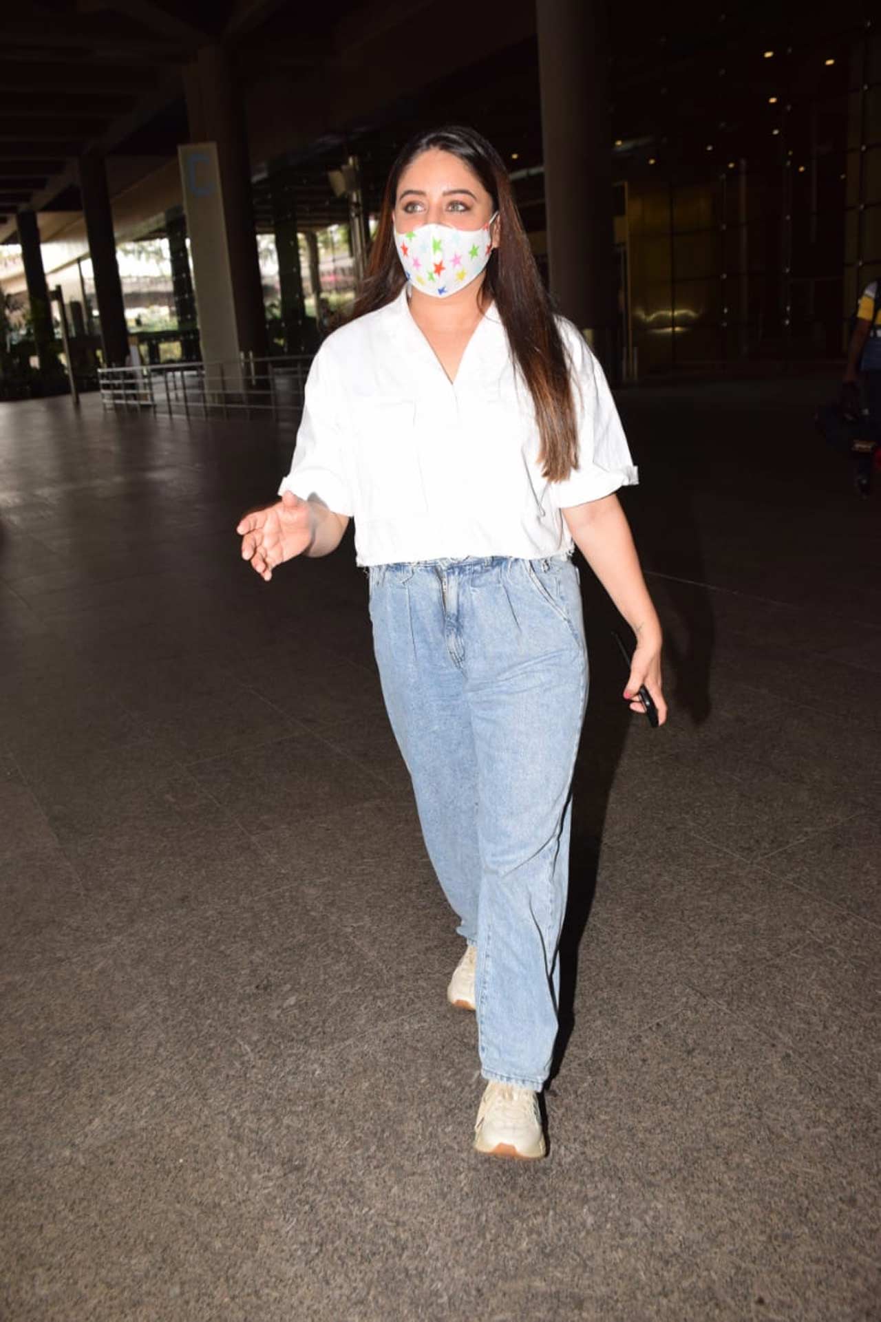 Mahhi Vij opted for a popular white and blue outfit as her airport look. The actress looked radiant in a white shirt, which she paired with boyfriend denim during the outing. 