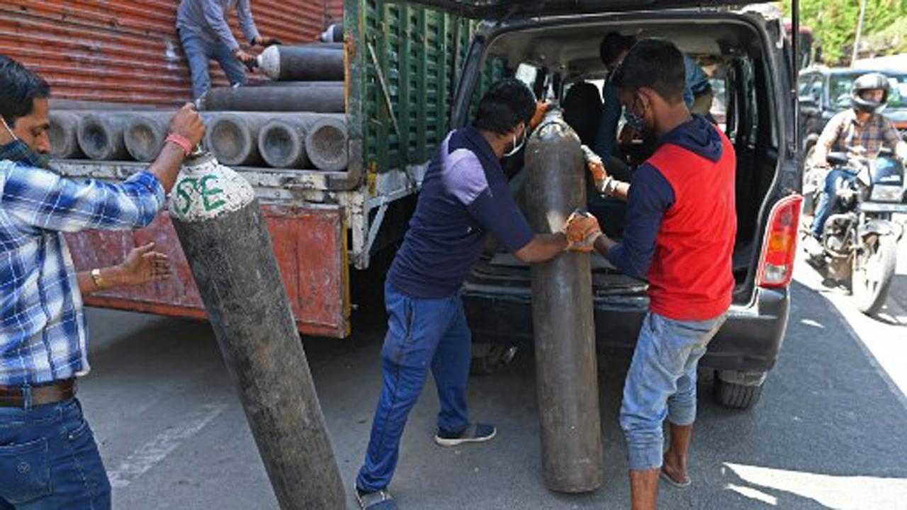 Sikh youth organisations launch call centre for free oxygen cylinders in Mumbai