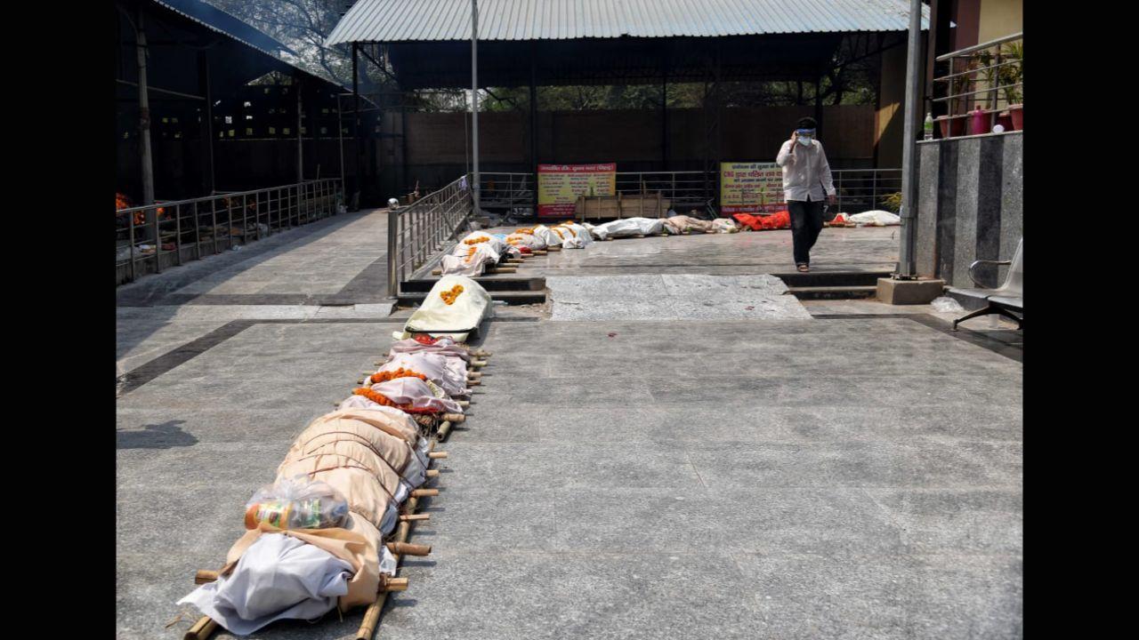 As death toll spirals, corpses wait in 20-hour queues for last rites at Delhi crematoriums
