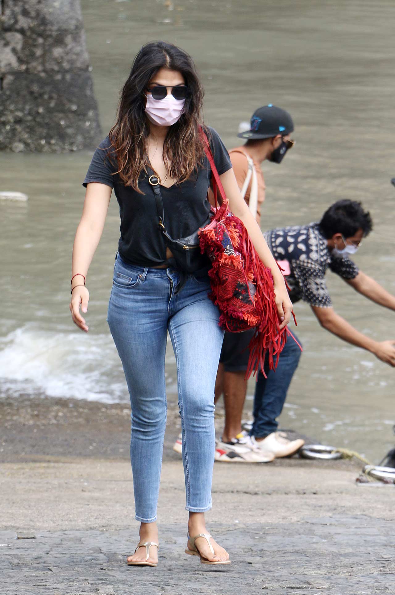 Rhea Chakraborty was spotted at the Gateway of India in a causal avatar. She could be seen donning a black top and blue jeans. Her next release as an actor is Chehre, which stars Amitabh Bachchan and Emraan Hashmi. The actress was last seen in 2018’s Jalebi. 
 