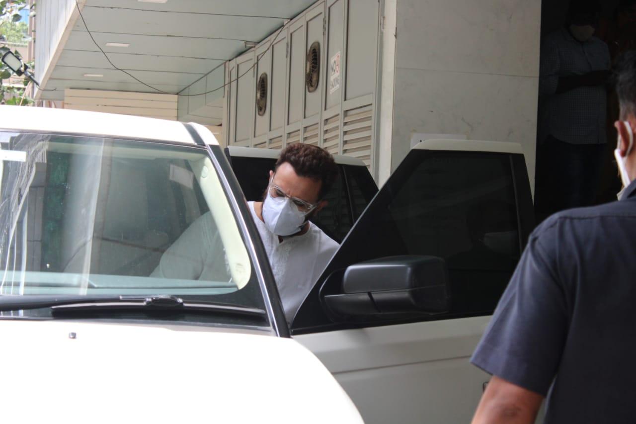 Saif Ali Khan opted for his usual best - white pyjama and white kurta. The actor was in no mood to get papped. He headed straight to his car, after visiting the clinic.