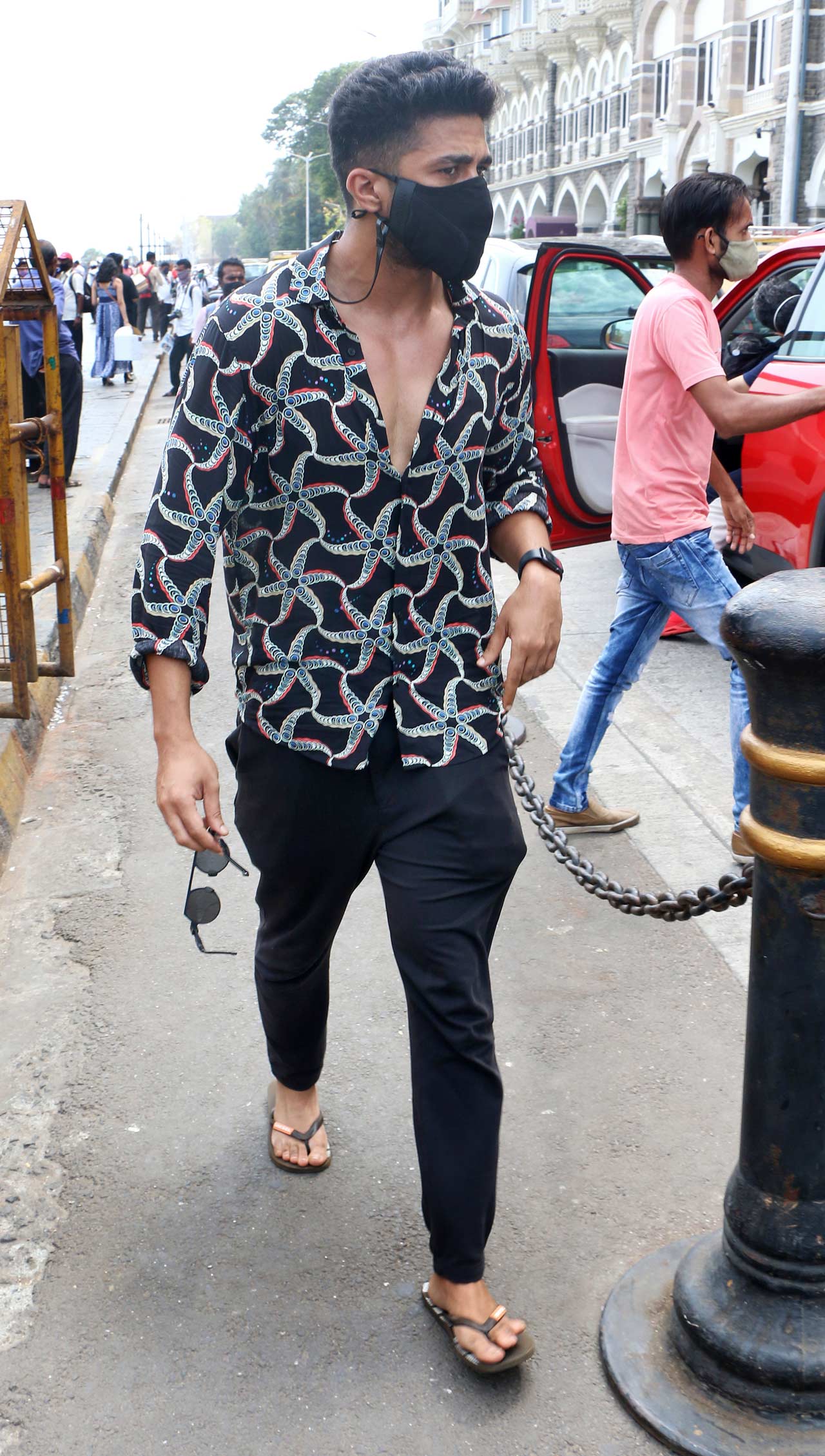 Saqib Saleem donned a causal avatar as he too got clicked by the media. He recently turned 33 on April 8. He made his Bollywood debut with 2011’s Mujhse Fraandship Karoge and was later seen in films like Mere Dad Ki Maruti, Hawaa Hawaai, Dishoom, and Race 3. He’s now gearing up for Kabir Khan’s ‘83.