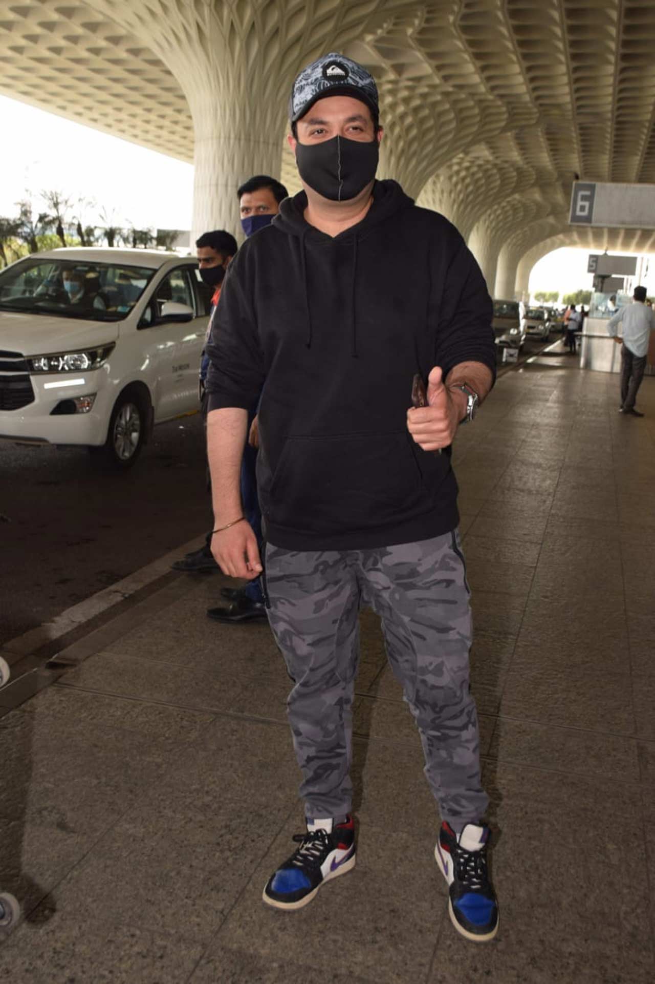 Varun Sharma posed for the paparazzi when clicked at the airport. Varun, on the work front, was last seen in Roohi, along with Janhvi Kapoor and Rajkummar Rao.