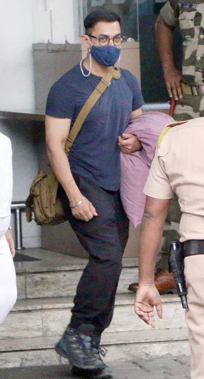 Aamir Khan was clicked at the Kalina terminal of the Mumbai airport. The actor is currently busy with the post-production work of his upcoming film 'Laal Singh Chaddha'.