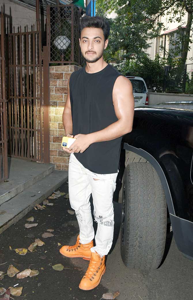 Aayush Sharma was snapped in Bandra in a casual avatar. The 'Loveyatri' actor opted for a black sleeveless t-shirt and white jeans for his outing.