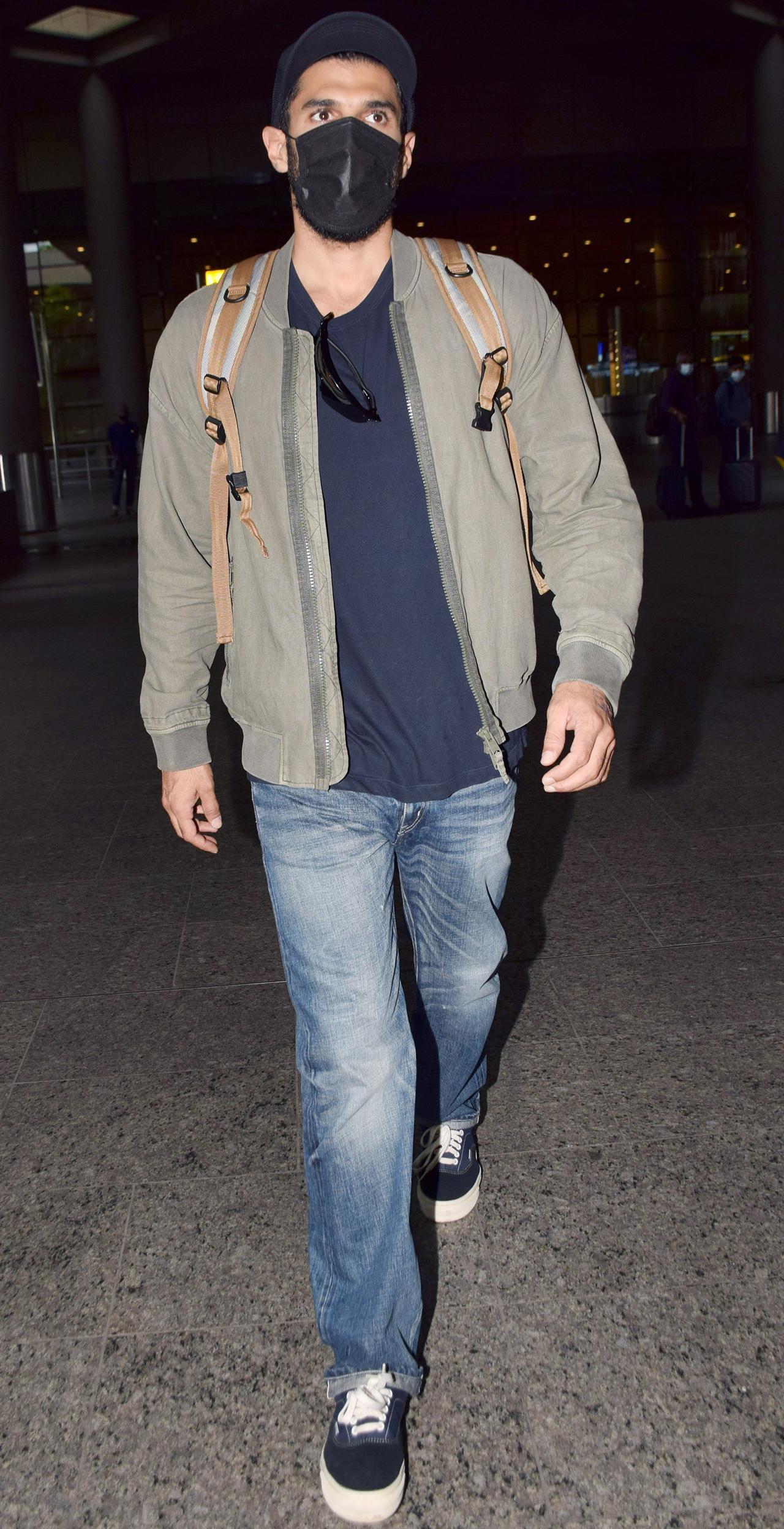Aditya Roy Kapur was also spotted at the Mumbai airport.