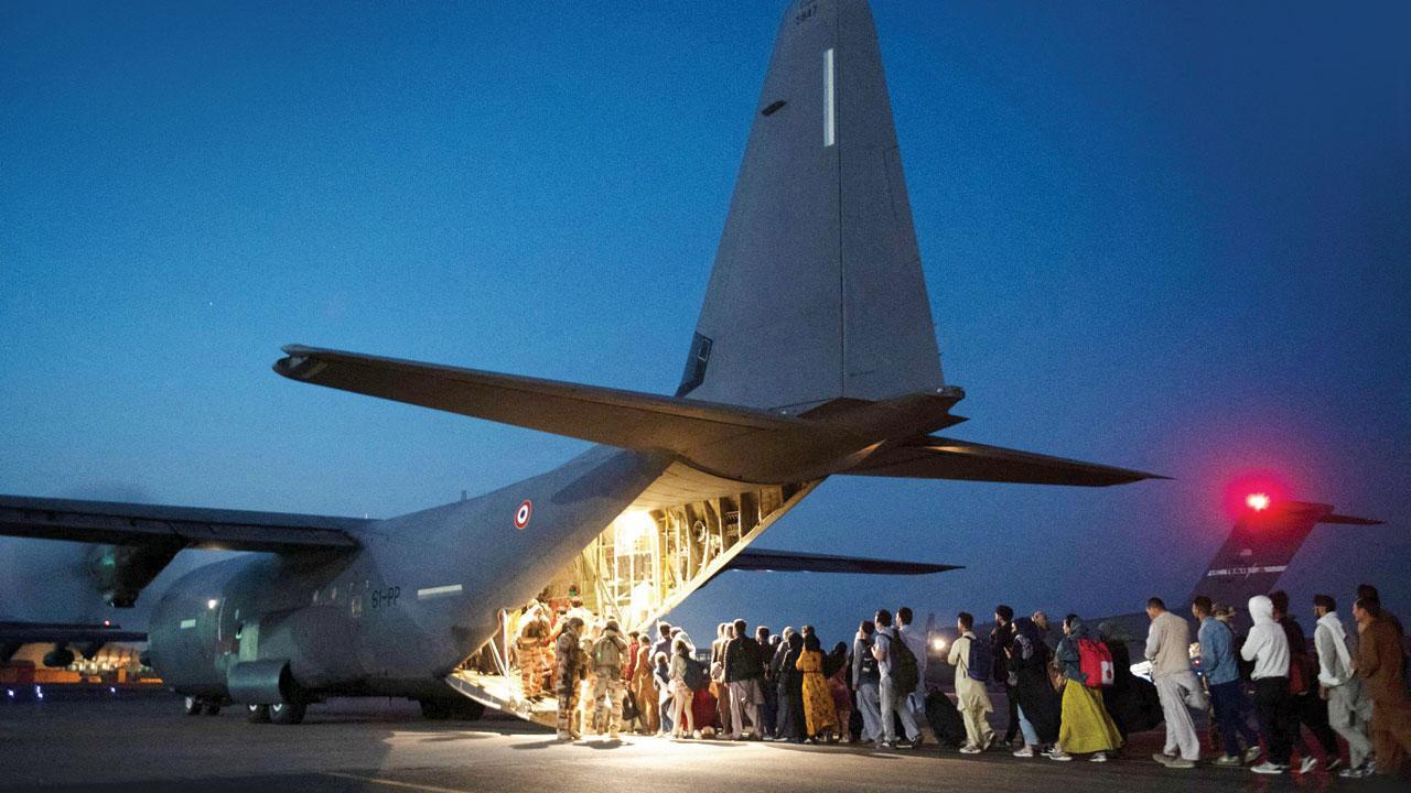 Blasts target those fleeing, yet Afghans queue up at airport