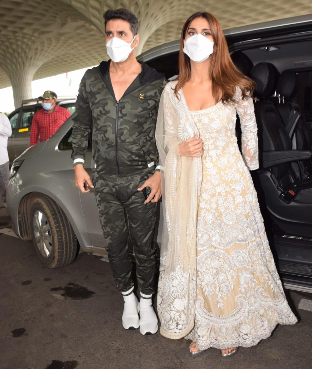 Akshay Kumar and Vaani Kapoor were spotted at the Mumbai airport. The duo along with the team of Bellbottom were en route to Delhi for the trailer launch of the film. This Akshay Kumar starrer slated for a big-screen release on August 19, is all set to regale audiences in a 2D and 3D format.