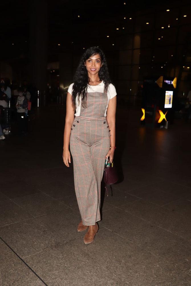 Padmaavat actress Anupriya Goenka was snapped at Mumbai airport in checked dungarees and a white t-shirt. The actress complemented her outfit with tan boots.