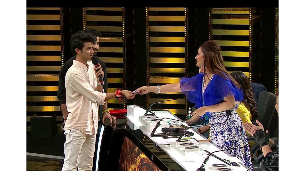 Madhuri Dixit carry forwards the rituals of Rs.101 to choreographers Pratik and Pruthvi 