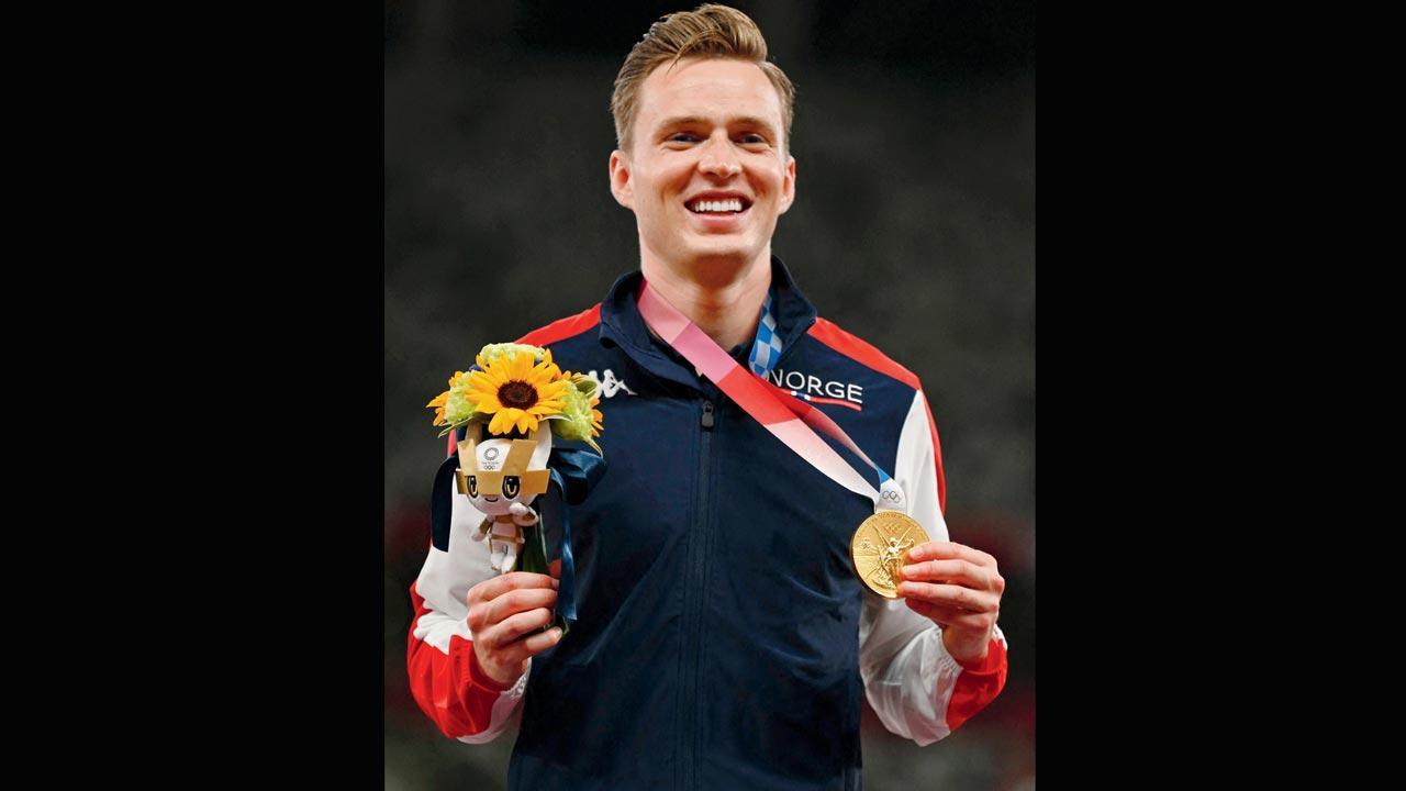 Warholm bags 400m hurdles gold, record