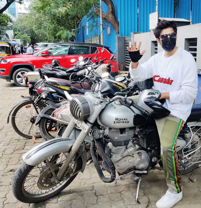 Kartik Aaryan was spotted on his bike in Mumbai. The actor was casual in a pair of trackpants and white sweatshirt.