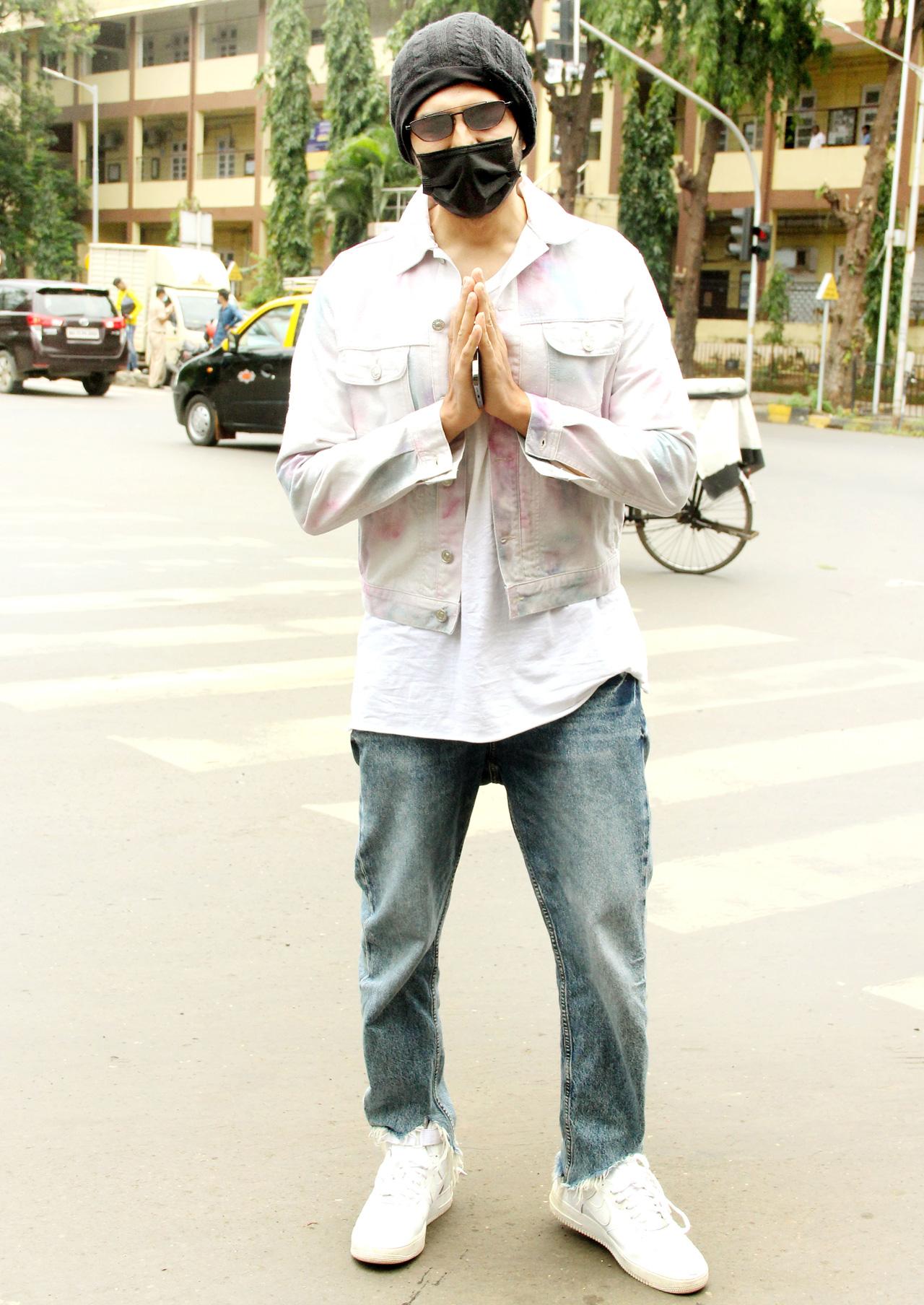 Kartik Aaryan happily posed for the photographers as he was clicked outside a popular restaurant in Bandra.