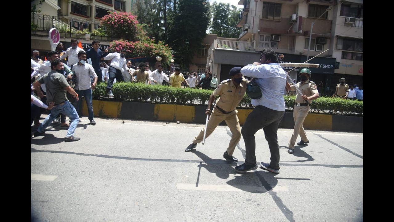 Mumbai Police resorted to mild caning against protesters at Juhu as thousands of Shiv Sena and Bharatiya Janata Party workers staged protests in Mumbai. Pic/Sameer Markande