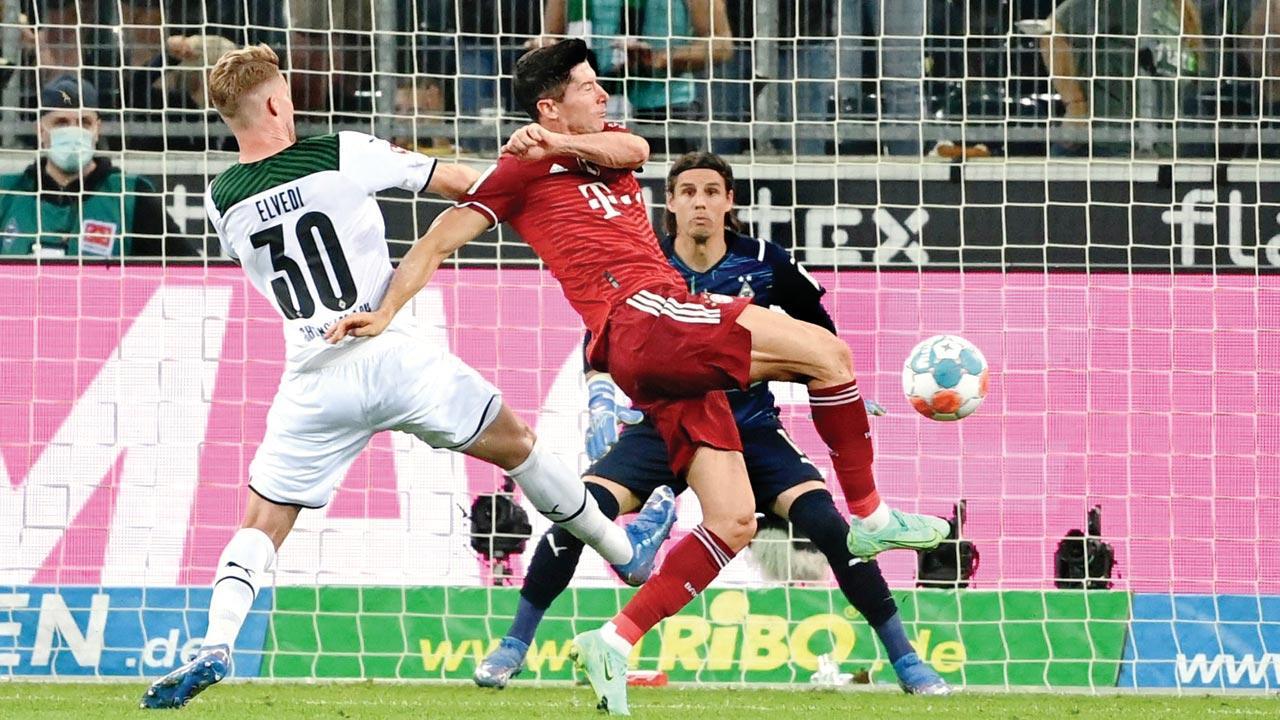Lewandowski scores as Bayern draw opening tie