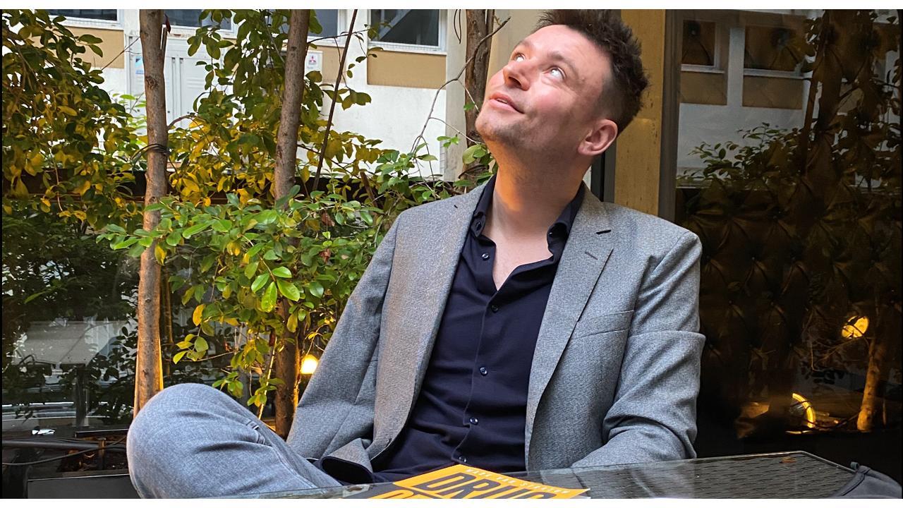 Mark Van Stratum's romantic thriller is the new drug for book nerds 