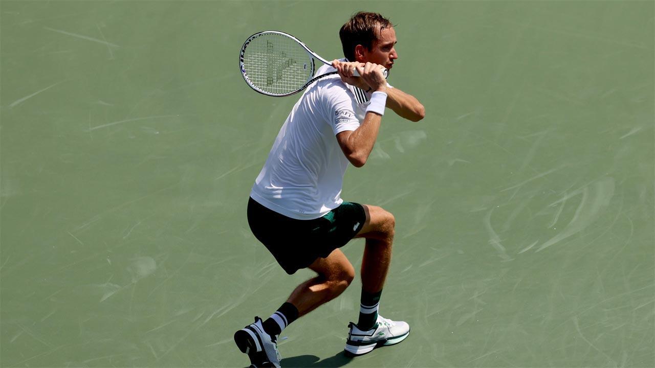 Medvedev beats heat and Dimitrov; Zverev advances