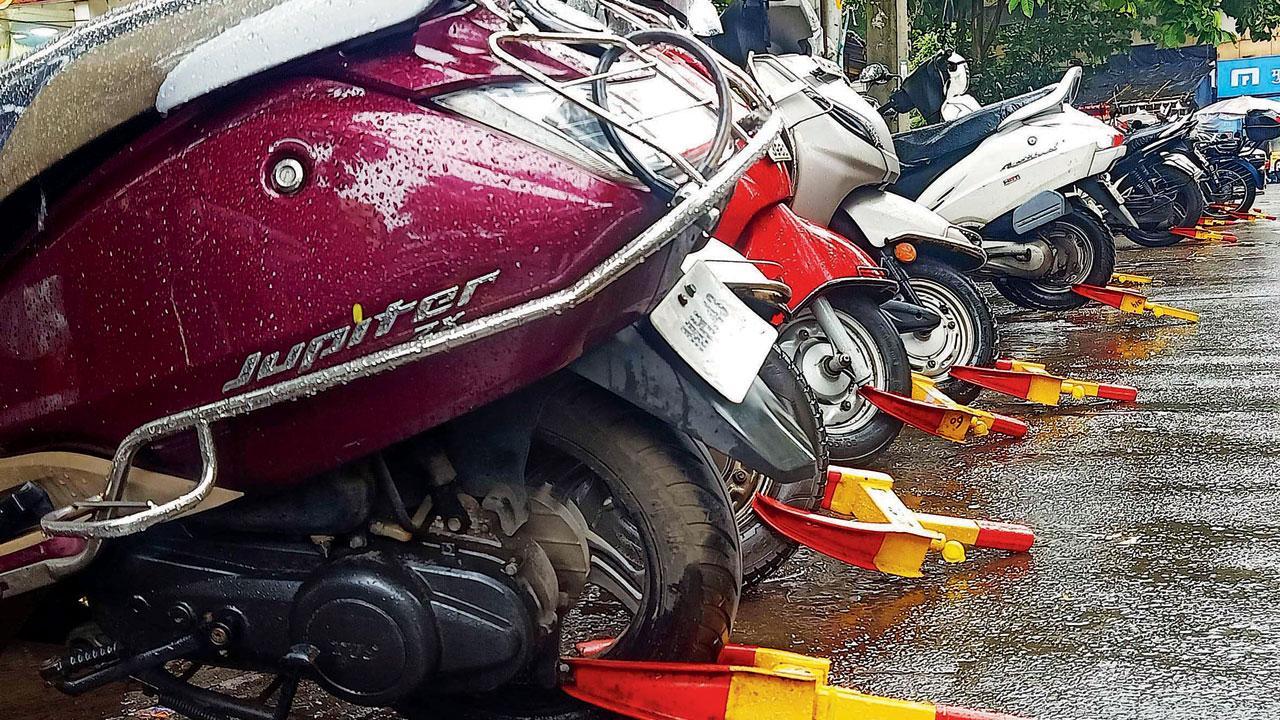 No sign, only fine: Citizens fume as Mumbai police begin penalising those parking vehicles on road