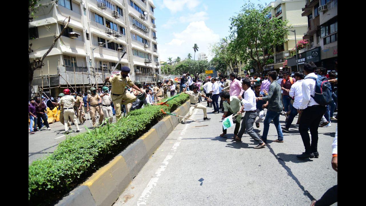 The situation outside Union Minister Narayan Rane's Juhu residence in Mumbai turned tense after Shiv Sena and BJP workers clashed over the BJP leader's remarks. Pic/Pradeep Dhivar