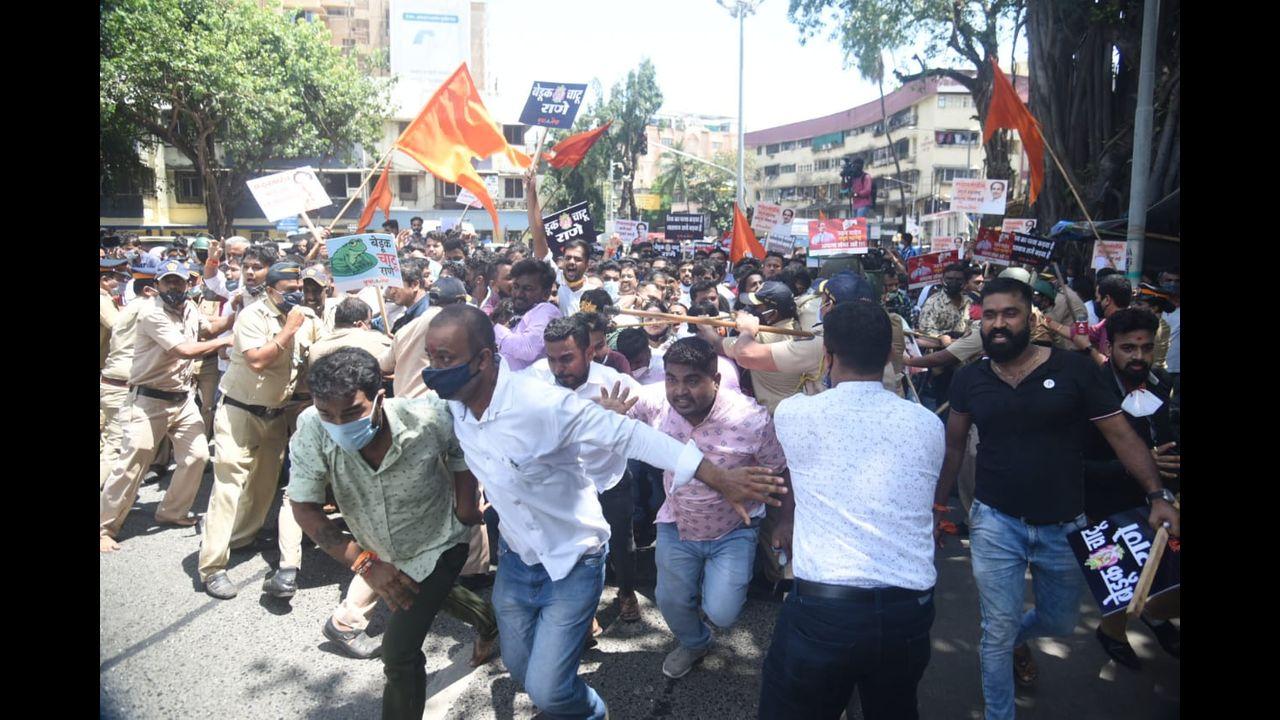 Police try to allay the situation as Shiv Sena workers protest outside Narayan Rane's residence. Pic/Sameer Markande
