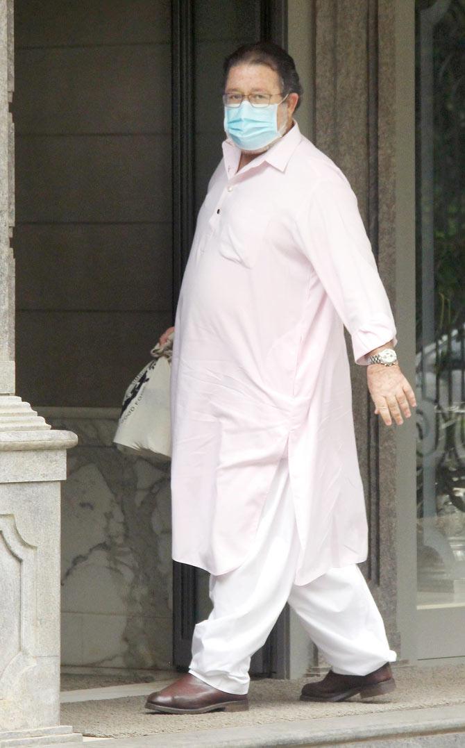 Kunal Kapoor was also clicked at Randhir Kapoor's house in Bandra, Mumbai. The former actor wore a kurta-pyjama for the visit.