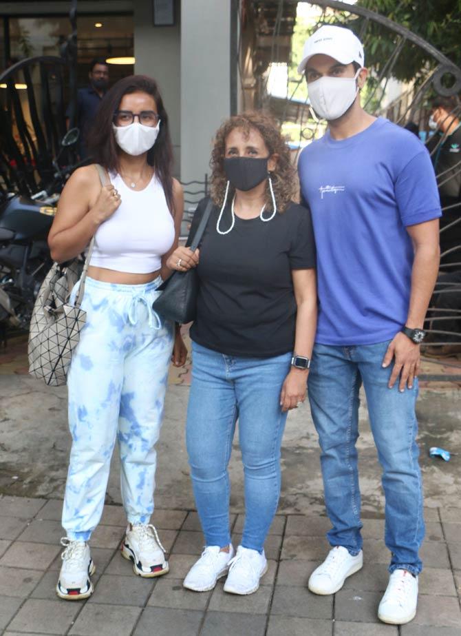 Rajkummar Rao was clicked with girlfriend Patralekhaa and her mother in Bandra. The trio was happy to pose for the paparazzi.