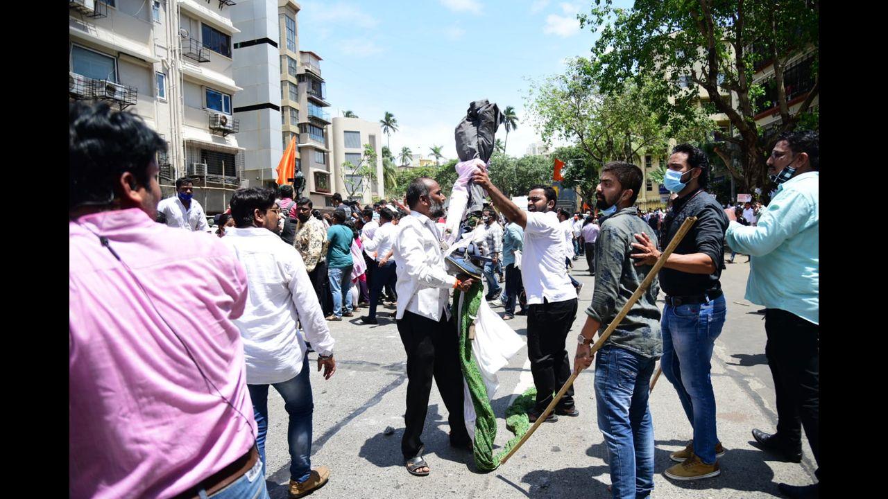 Shiv Sena and BJP party workers clash outside Union Minister Narayan Rane’s house at Juhu in Mumbai. Pic/Pradeep Dhivar
 