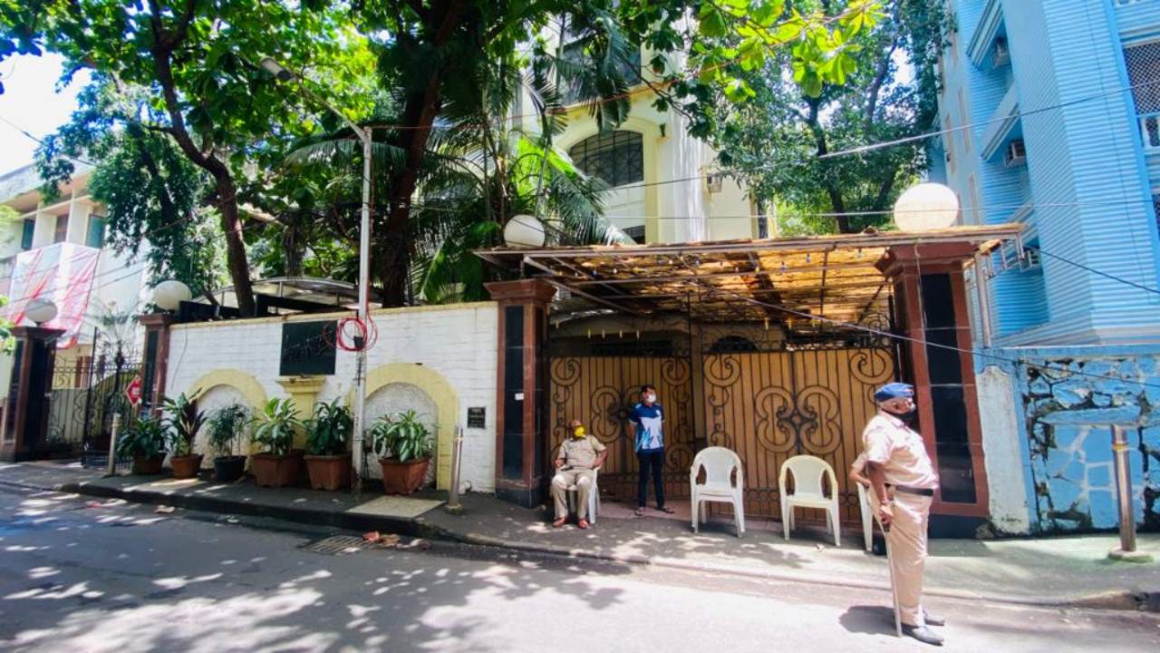 A posse of police personnel, including women cops, were deployed outside Rane's residence to prevent any untoward incident. Pic/Shadab Khan