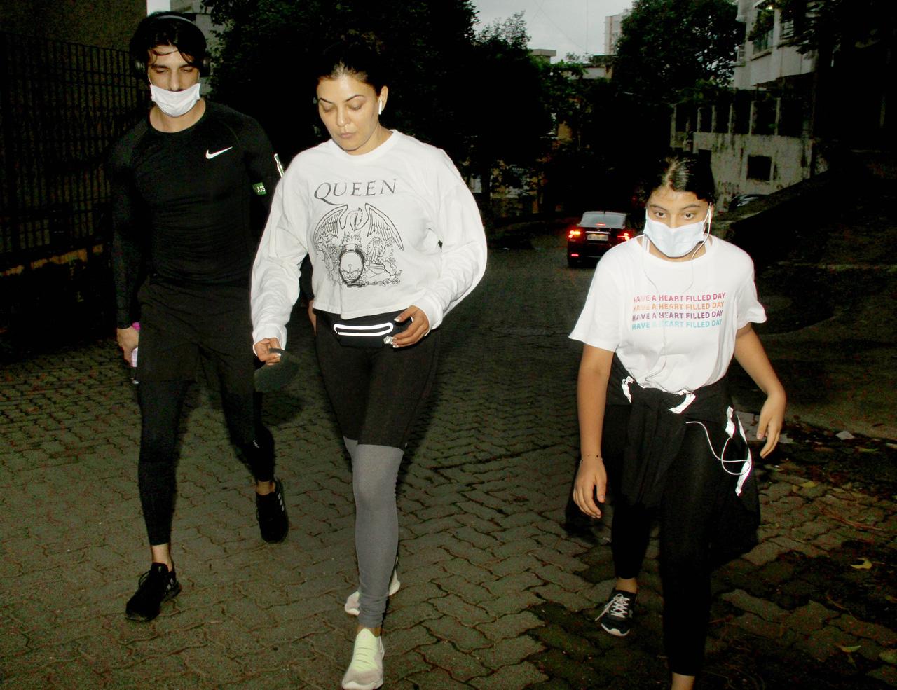 Sushmita Sen along with boyfriend Rohman Shawl and daughter Alisah Sen were spotted out and about in Bandra.