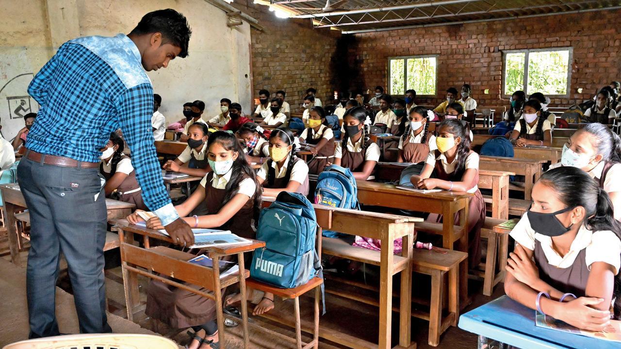 Iran And Takistan Village School Gril Sex Video - Maharashtra: Students travel over 10 km to reach school in Palghar's tribal  villages