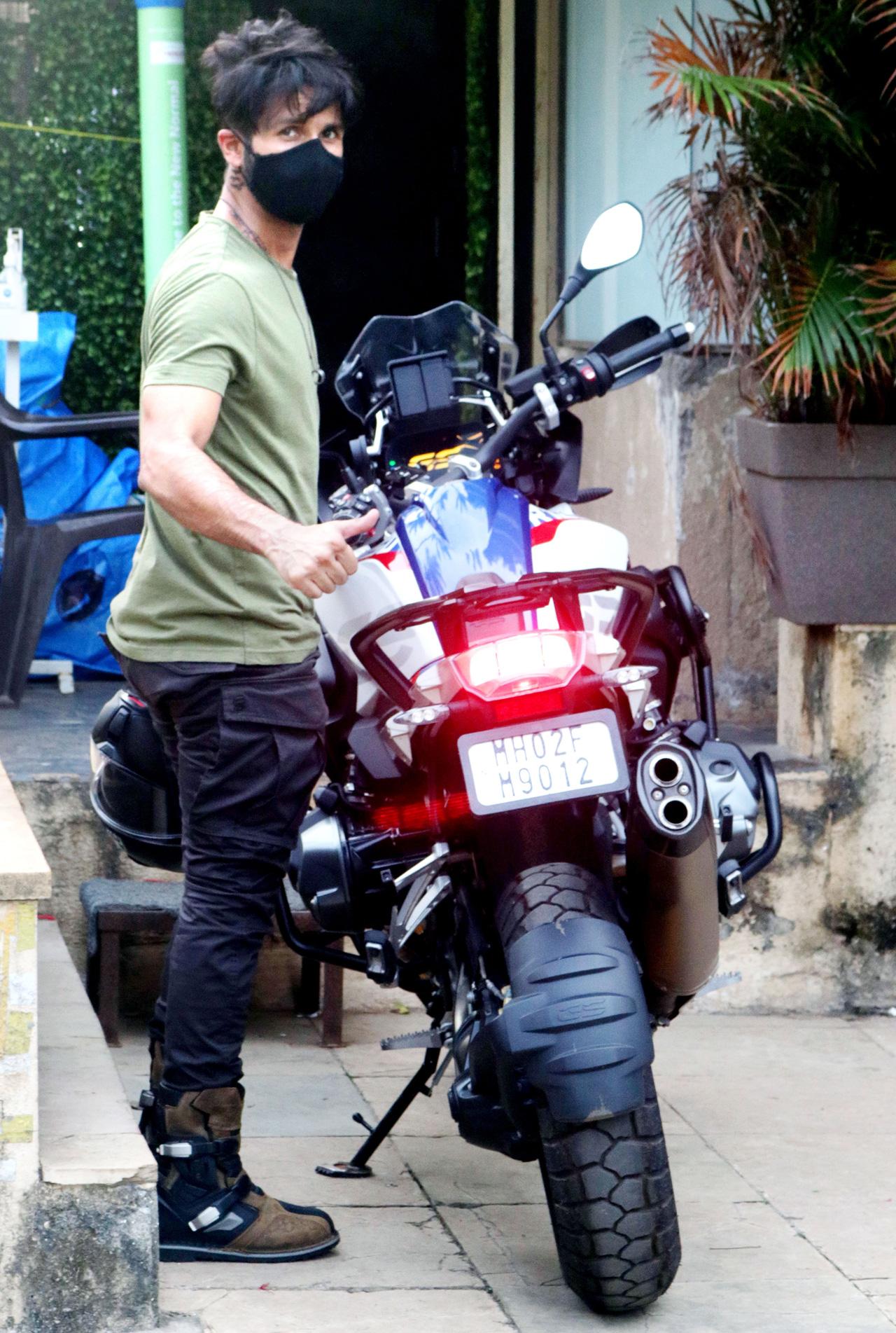 Shahid Kapoor was clicked arriving on his bike for a shoot at a studio in Versova. On the work front, Shahid will next be seen in Jersey, which is a Hindi remake of the 2019 Telugu hit of the same name. The film also stars Mrunal Thakur and Pankaj Kapur in pivotal roles. He is currently shooting for Raj and DK's upcoming web series.