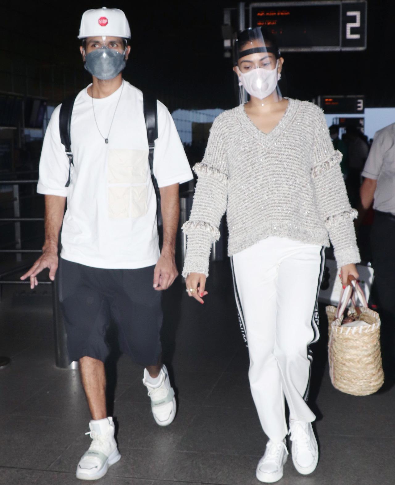 Shahid Kapoor with along with his wife Mira Rajput Kapoor was also spotted at the Mumbai airport.