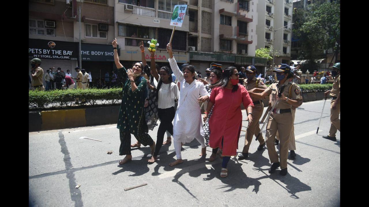 Women Shiv Sena activists were seen shouting slogans against Union Minister Narayan Rane over his remark against Uddhav Thackeray. Pic/Sameer Markande