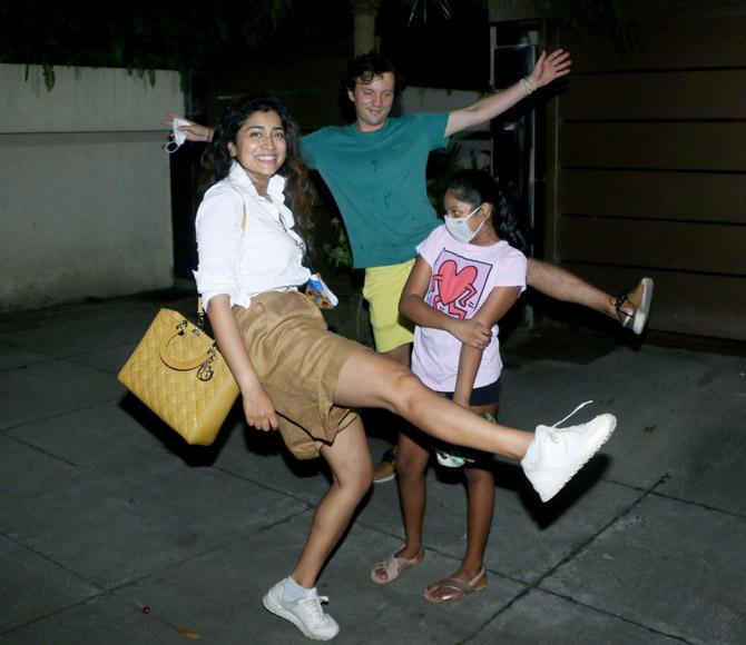 Shriya Saran and husband Andrei Koscheev, who recently moved to India, are currently house-hunting in Bandra, Mumbai. Shriya and Andrei looked cheery when clicked by the paps.