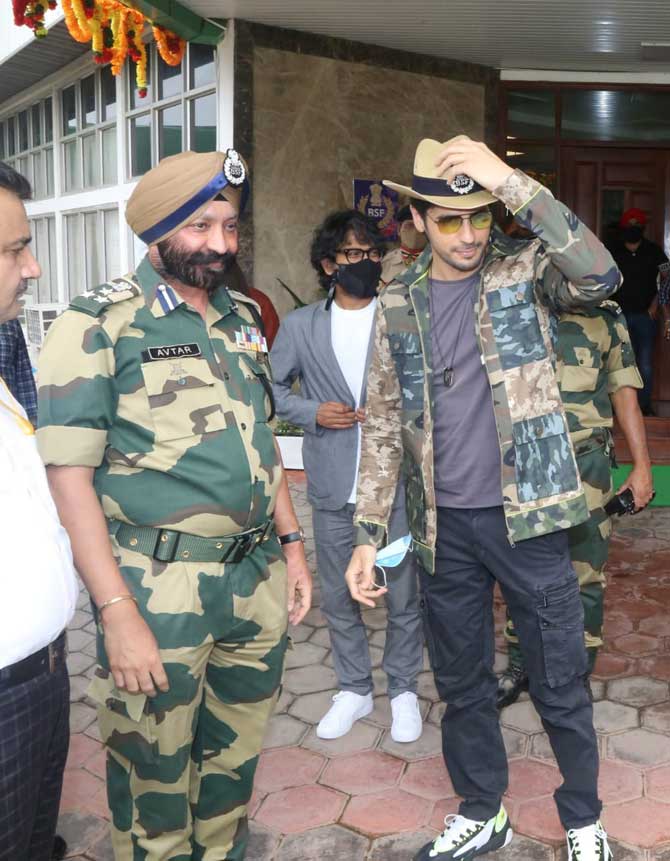 Vishnuvardhan, who has directed Shershaah, was also seen accompanying the lead actors. The film chronicles the journey of Param Vir Chakra awardee and army captain Vikram Batra.