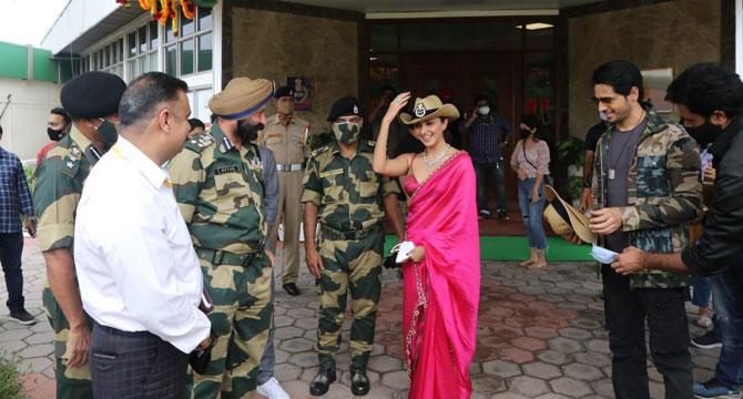 Sidharth Malhotra and Kiara Advani, who are gearing up for their upcoming film Shershaah, were spotted interacting with BSF soldiers. Kiara looked pretty in a pink sari, while Sidharth was stylish in a t-shirt and cargo pants teamed up with a camo jacket.