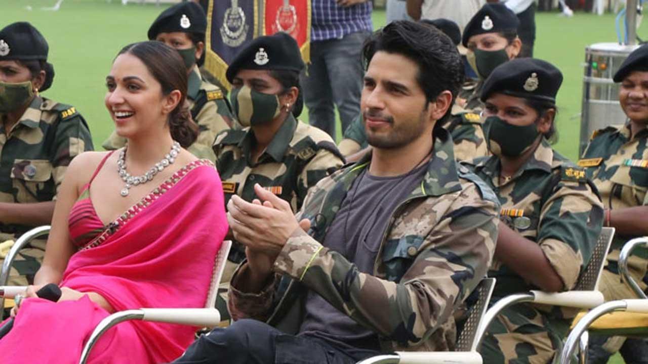 Sidharth, Kiara interact with BSF soldiers during Shershaah promotions